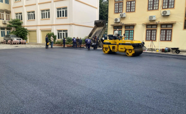 Sự phát triển mạnh mẽ của các khu công nghiệp tại tỉnh Long An, đặc biệt là khu vực Đức Hòa, đã tạo ra nhu cầu rất lớn về hệ thống giao thông đồng bộ và bền vững. Việc đầu tư hạ tầng bài bản không chỉ giúp tối ưu hóa chuỗi cung ứng mà còn nâng cao giá trị bất động sản công nghiệp. Trong đó, dịch vụ thi công đổ nhựa đường KCN Đức Hòa đang đóng vai trò then chốt, quyết định đến khả năng vận tải nặng và tuổi thọ của toàn bộ mạng lưới giao thông nội khu. Một bề mặt đường đạt chuẩn kỹ thuật sẽ giúp các doanh nghiệp vận chuyển hàng hóa an toàn, giảm thiểu chi phí bảo dưỡng phương tiện và tạo mỹ quan chuyên nghiệp cho toàn khu vực sản xuất.

