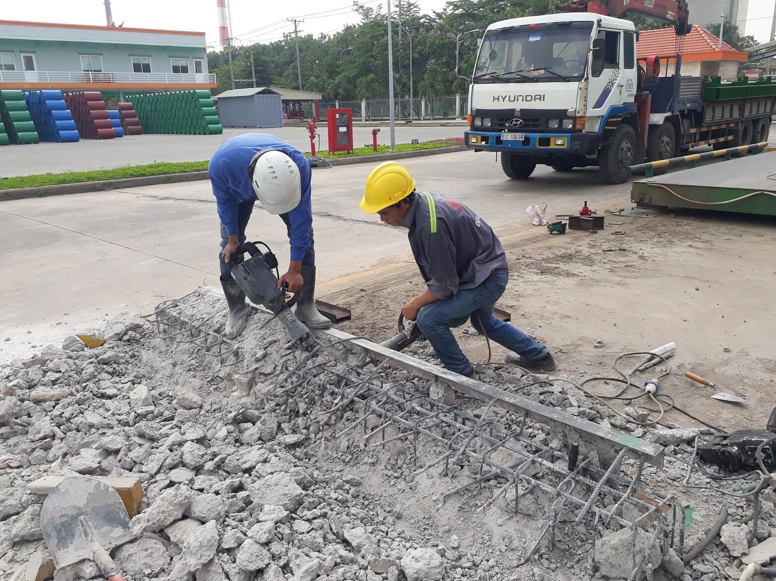 Đội ngũ cơ giới Gia Phúc Phát triển khai máy móc hiện đại để phá dỡ kết cấu bê tông cốt thép mác cao tại phường Phú Thọ.