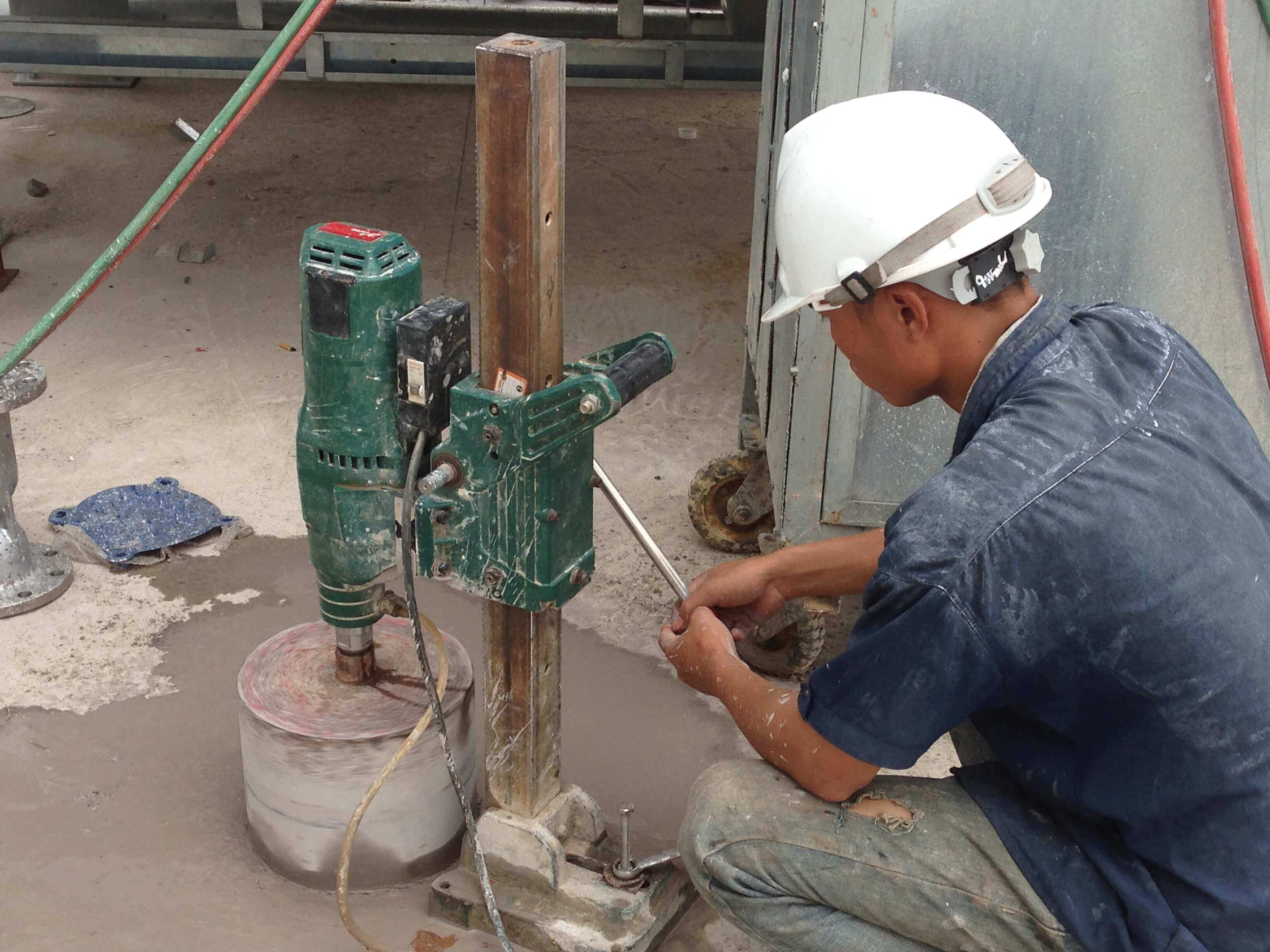 Quy trình định vị tim lỗ khoan kỹ lưỡng trước khi vận hành máy nhằm đảm bảo tính thẩm mỹ và kết cấu an toàn
